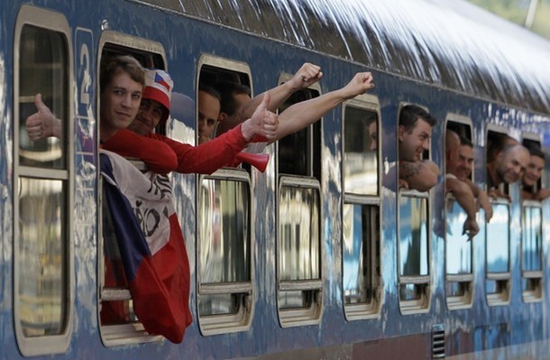 Vài ngày trước, hàng trăm CĐV Cộng hòa Czech đáp chuyến tàu từ Prague đi Warsaw để cổ vũ đội bóng của mình.